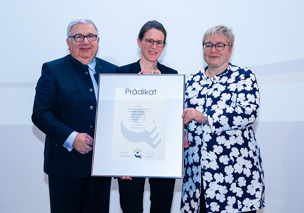 acatech receives its first TOTAL-E-QUALITY Award. The award was accepted on behalf of the Academy by (left to right): acatech President Dieter Spath, Head of Event Management and Equal Opportunities Officer Regina Straub, and acatech Executive Board member Martina Schraudner.
