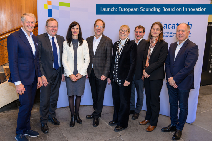 acatech Executive Board members welcome EU Commissioner Mariya Gabriel to the launch of the European Sounding Board on Innovation in Munich.