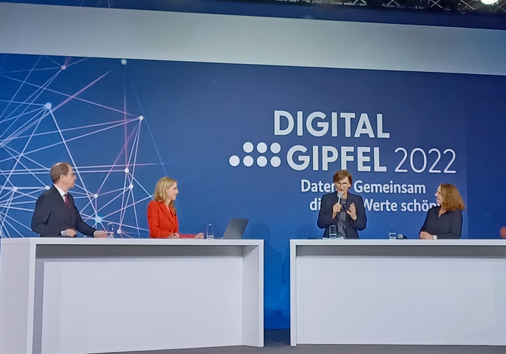 Reinhard Ploss (acatech), Astrid Frohloff (moderator), Federal Minister Bettina Stark-Watzinger (Federal Ministry of Education and Research (BMBF)) and Ute Schmid (University of Bamberg) discuss AI skills for the data economy. (Photo: Plattform Lernende Systeme)