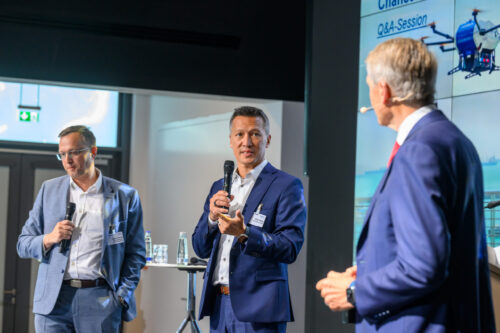 Stefan Thomé, CEO of Airbus Helicopters Germany, and Dirk Hoke, CEO of Volocopter, in a discussion on stage with acatech President Thomas Weber.
