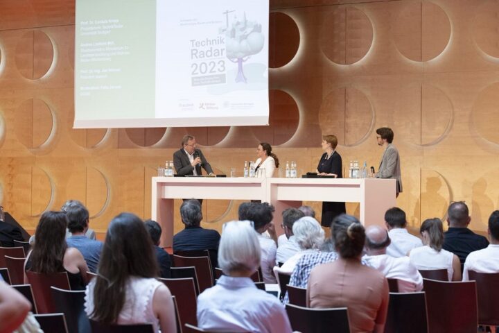 From left to right: acatech President Jan Wörner in conversation with Cordula Kropp, head of the TechnikRadar study, and Andrea Lindlohr, State Secretary at the Ministry of Regional Development and Housing in Baden-Württemberg. The discussion was moderated by Felix Jansen (DGNB).