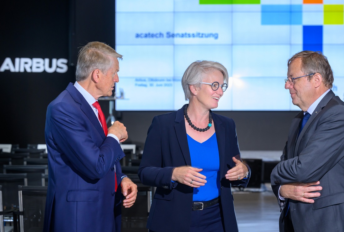 acatech Presidents Thomas Weber (left) and Jan Wörner in conversation with Airbus CTO and host Sabine Klauke.