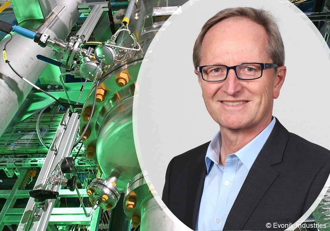 Thomas Haas explained the artificial photosynthesis approach of Evonik Creavis at acatech am Dienstag. Left: In a fermenter at the chemicals company Evonik, bacteria converts synthesis gas into special chemicals © Evonik Industries