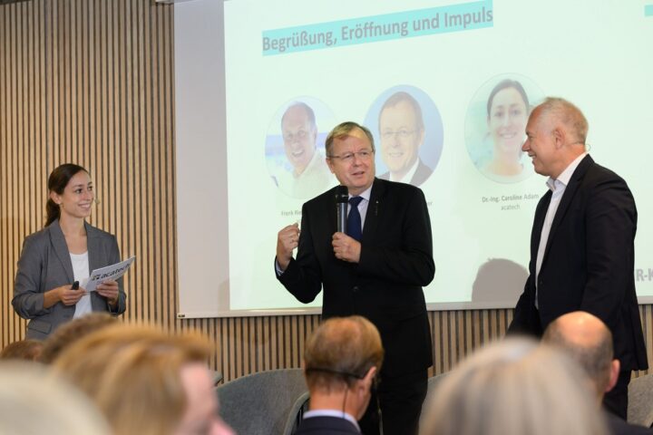 acatech President Jan Wörner (centre), acatech Executive Board member Frank Riemensperger (right) and Caroline Adam (left) welcome participants.