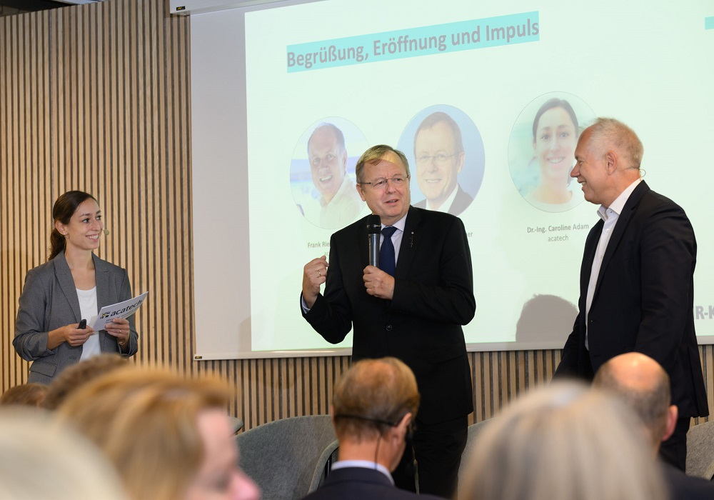 acatech President Jan Wörner (centre), acatech Executive Board member Frank Riemensperger (right) and Caroline Adam (left) welcome participants.