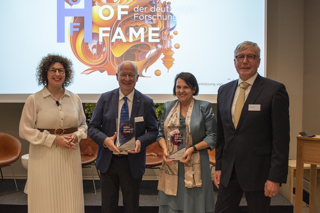 Hall of Fame of German Research, Simone Salden, Deputy Editor-in-Chief of manager magazin (left), Prof. Dr Wolfgang Wahlster, Founding Director of the German Research Center for Artificial Intelligence (2nd from left), Prof. Dr Claudia Felser, Director of the Max Planck Institute for Chemical Physics of Solids (2nd from right), Dr Michael Kröher, Editor of manager magazin (right).