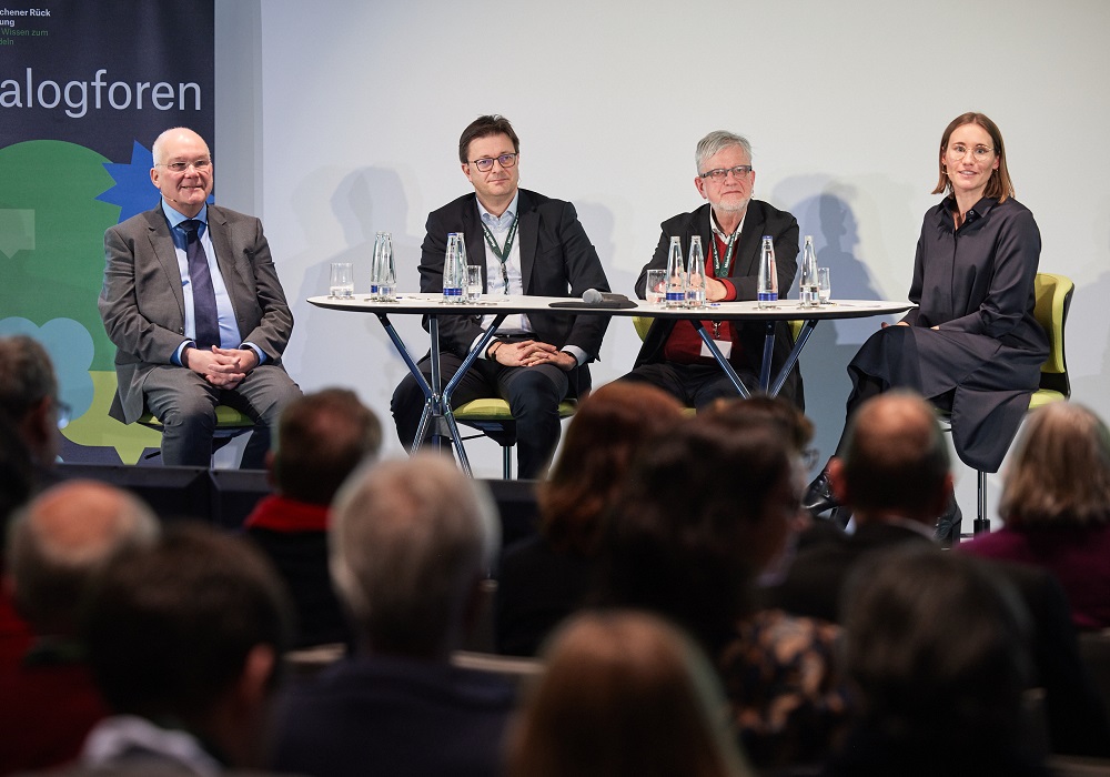Martin Schulte, Tobias Grimm, Ortwin Renn and moderator Leonie Sanke (from left to right) spoke about extreme weather and climate risks at acatech am Dienstag.