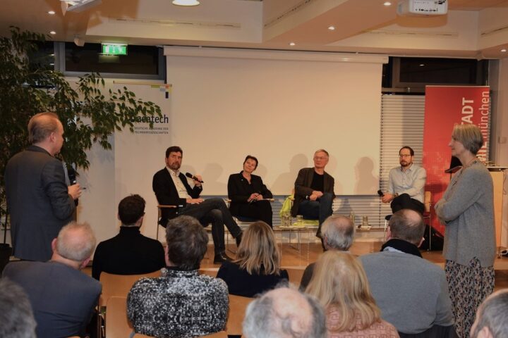 At acatech on Tuesday, moderator Thomas Zeilinger, Claudia Eckert, Eckhard Frick sj, Florian Wolff von Schutter and Barbara Hepp, Evangelische Stadtakademie München (from left to right) spoke with guests about security in smart devices.