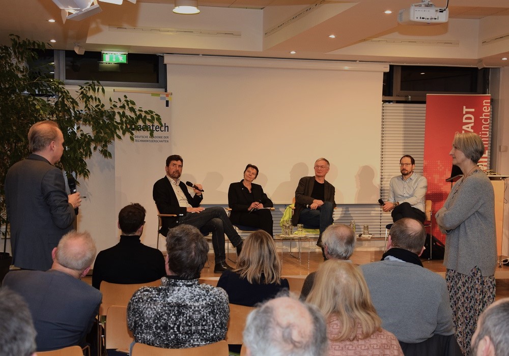 At acatech on Tuesday, moderator Thomas Zeilinger, Claudia Eckert, Eckhard Frick sj, Florian Wolff von Schutter and Barbara Hepp, Evangelische Stadtakademie München (from left to right) spoke with guests about security in smart devices.