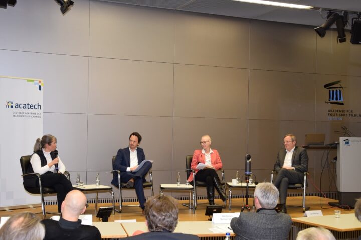 Panel discussion with Gitta Kutyniok, Andreas Kalina, Andrea Martin and Jan Wörner (from left to right).